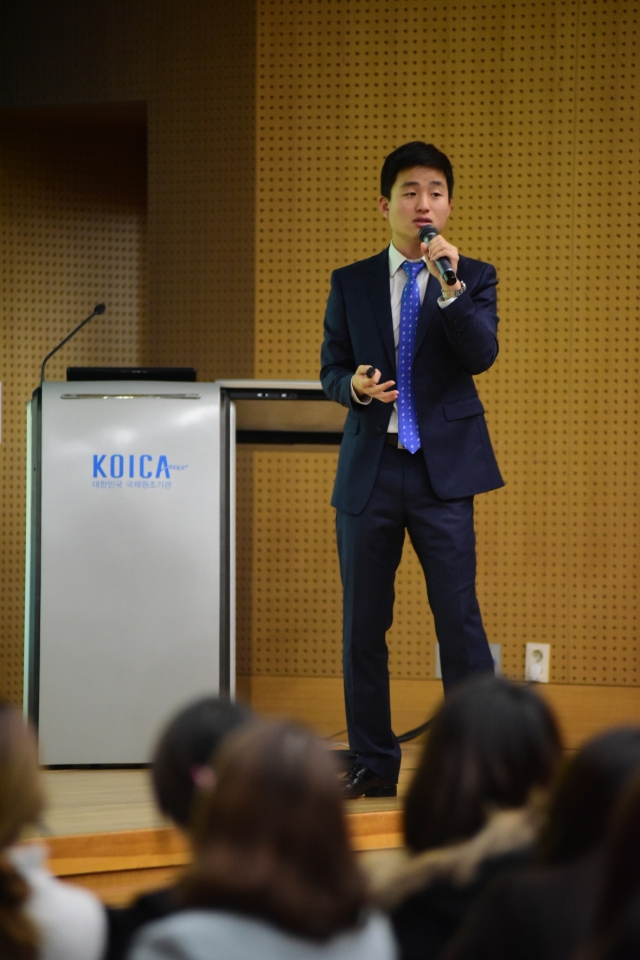 크기변환_사진3. 26일 한국국제협력단(성남시 소재) 대강당에서 개최된 국제개발협력 진로 및 경력개발좌담회에서 김형준 유니세프(UNICEF) 네팔사무소 보건개발협력 담당관이 강연을 하고 있다..JPG