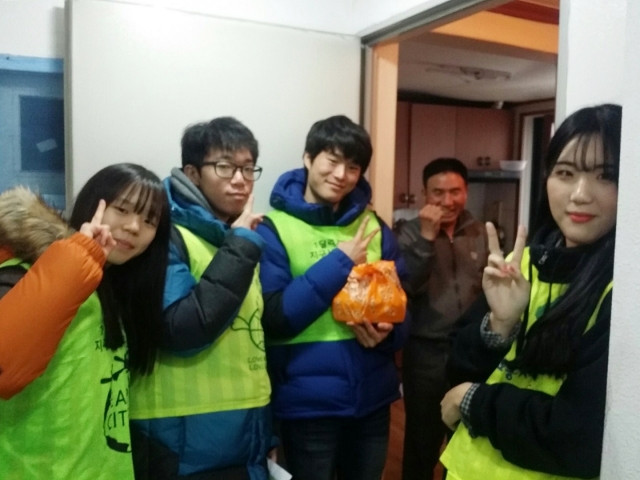 벤자민인성영재학교 경기남부학습관 학생들이 도시락배달 봉사활동 모습..jpg