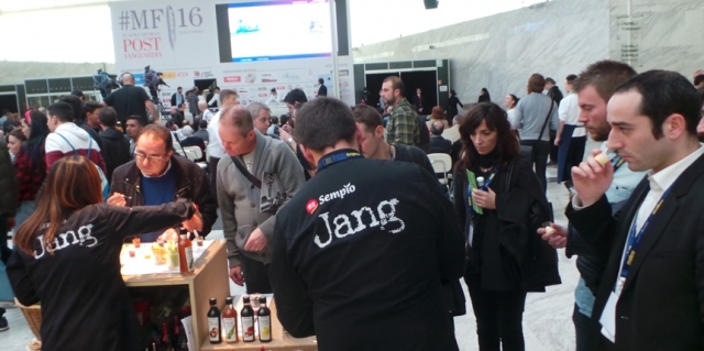 (사진3) 2016 마드리드 퓨전의 참가자들이 샘표 부스에서 2016 마드리드 퓨전의 참가자들이 샘표 부스에서 요리에센스 연두를 비롯한 한국 장 제품을 경험해보고 있다.jpg