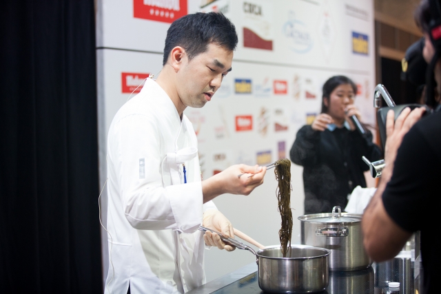 [사진4] 한식재단, 마드리드 퓨전에서 해초류를 활용한 한식 소개 ‘호평’.jpg