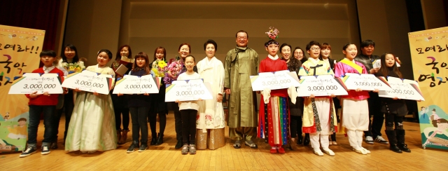 월 10일 건국대학교 새천년관에서 열린 제1회 크라운해태 모여라! 국악영재들 시상식에서 크라운해태제과 윤영달 회장이 대상 수상자들과 함께 기쁨을 나누고 있다(오른쪽부 9번째 크라운해태제과 윤영달 회장).jpg